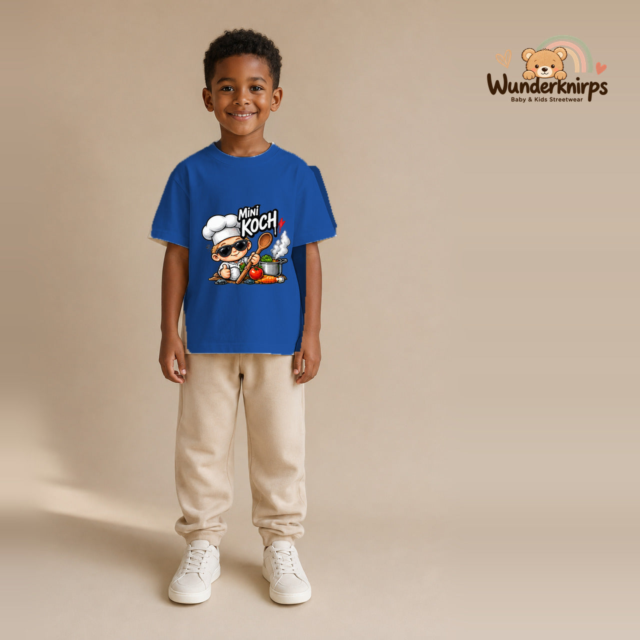 T-Shirt für Jungen in Blau mit Motiv „Mini Koch“, getragen von einem Kind – Wunderknirps.