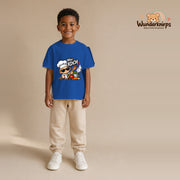 T-Shirt für Jungen in Blau mit Motiv „Mini Koch“, getragen von einem Kind – Wunderknirps.
