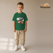 T-Shirt für Jungen in Grün mit Motiv „Mini Koch“, getragen von einem Kind – Wunderknirps.