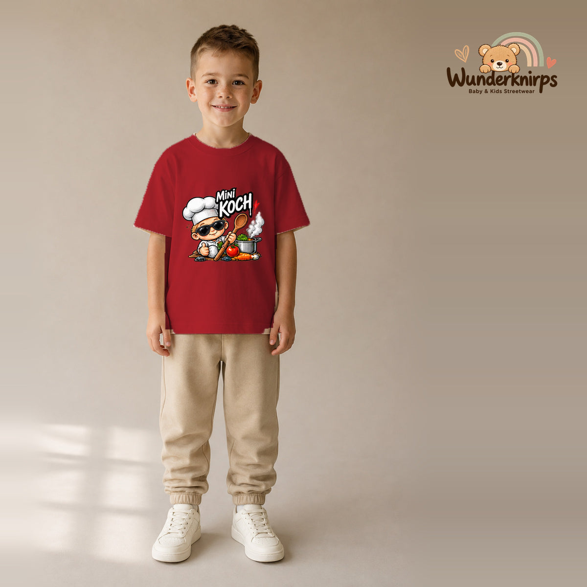 T-Shirt für Jungen in Rot mit Motiv „Mini Koch“, getragen von einem Kind – Wunderknirps.