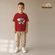 T-Shirt für Jungen in Rot mit Motiv „Mini Koch“, getragen von einem Kind – Wunderknirps.