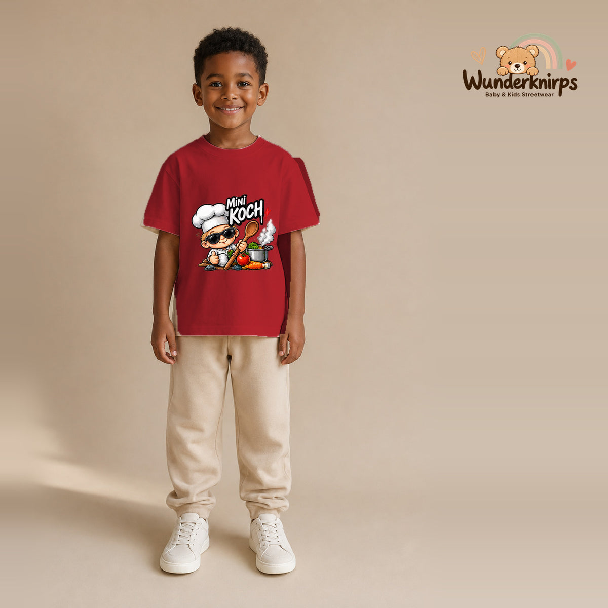 T-Shirt für Jungen in Rot mit Motiv „Mini Koch“, getragen von einem Kind – Wunderknirps.
