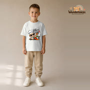 T-Shirt für Jungen in Weiß mit Motiv „Mini Koch“, getragen von einem Kind – Wunderknirps.