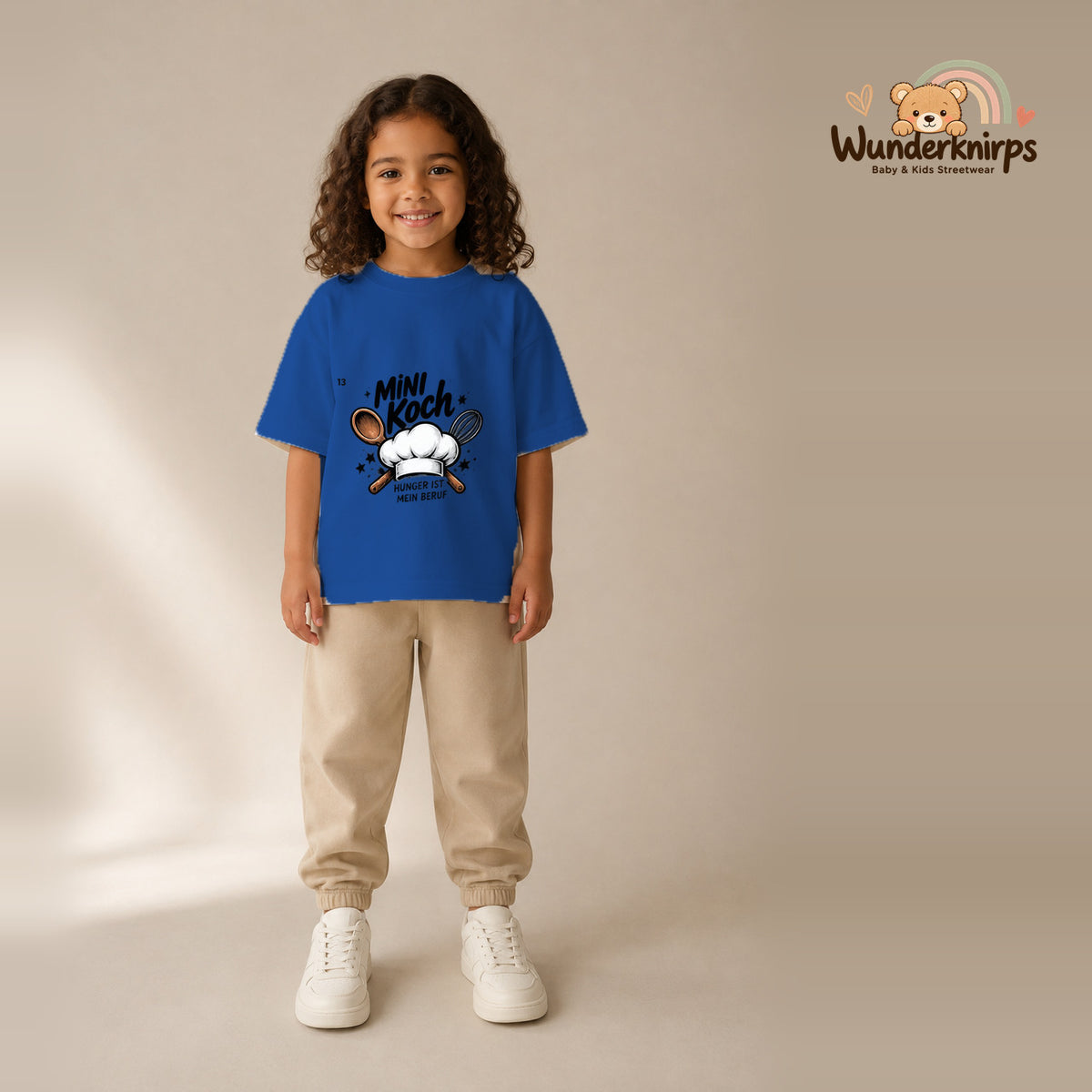 T-Shirt für Mädchen in Blau mit Motiv „Mini Koch“, getragen von einem Kind – Wunderknirps.