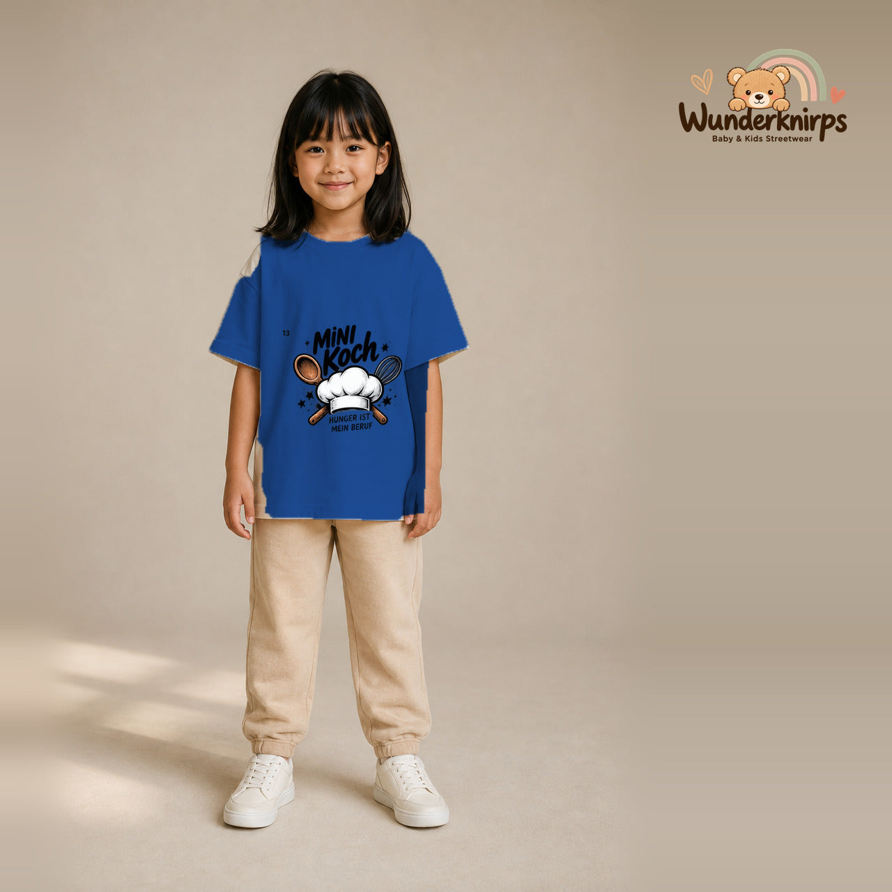 T-Shirt für Mädchen in Blau mit Motiv „Mini Koch“, getragen von einem Kind – Wunderknirps.