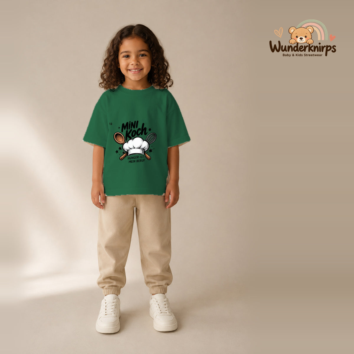 T-Shirt für Mädchen in Grün mit Motiv „Mini Koch“, getragen von einem Kind – Wunderknirps.