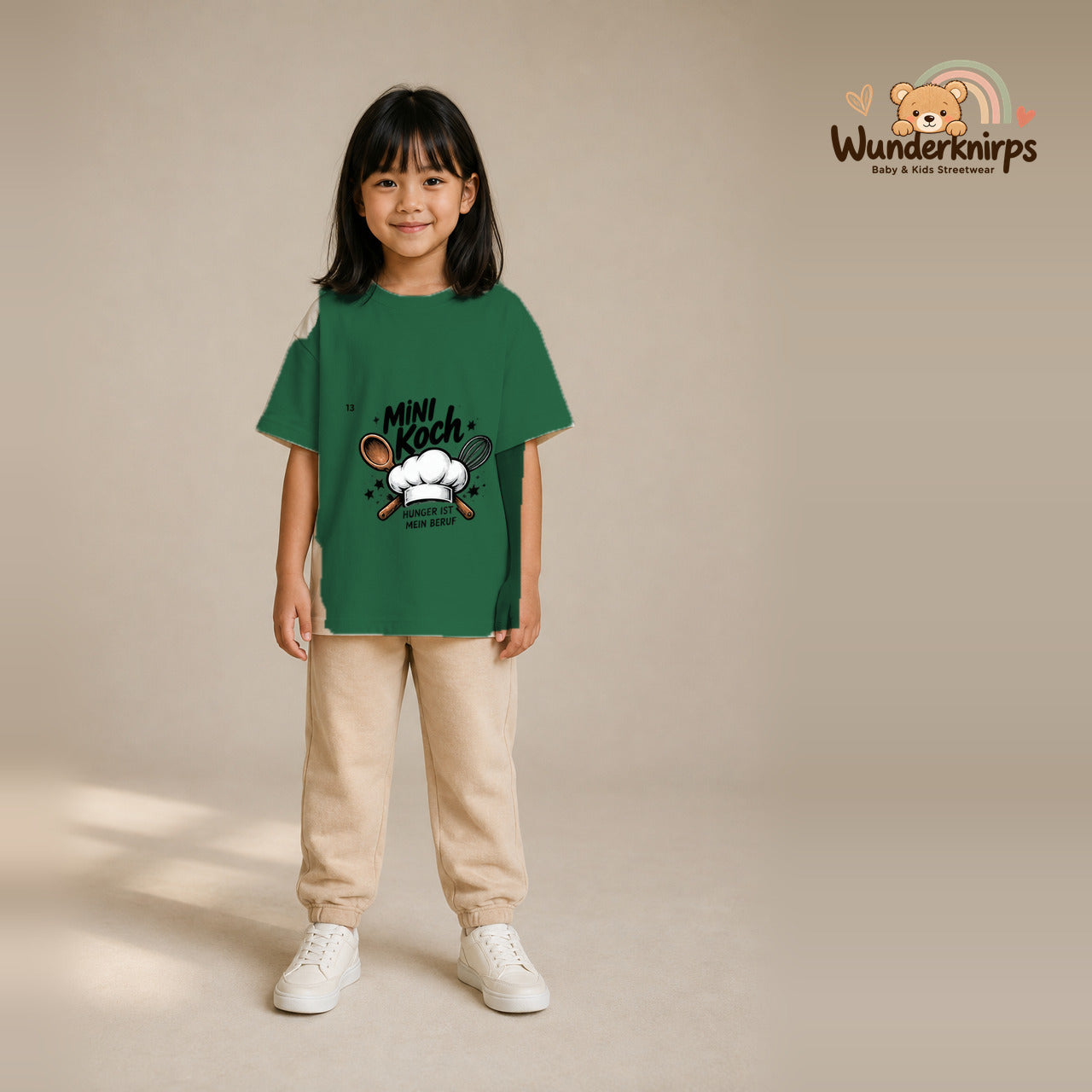 T-Shirt für Mädchen in Grün mit Motiv „Mini Koch“, getragen von einem Kind – Wunderknirps.