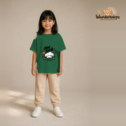 T-Shirt für Mädchen in Grün mit Motiv „Mini Koch“, getragen von einem Kind – Wunderknirps.