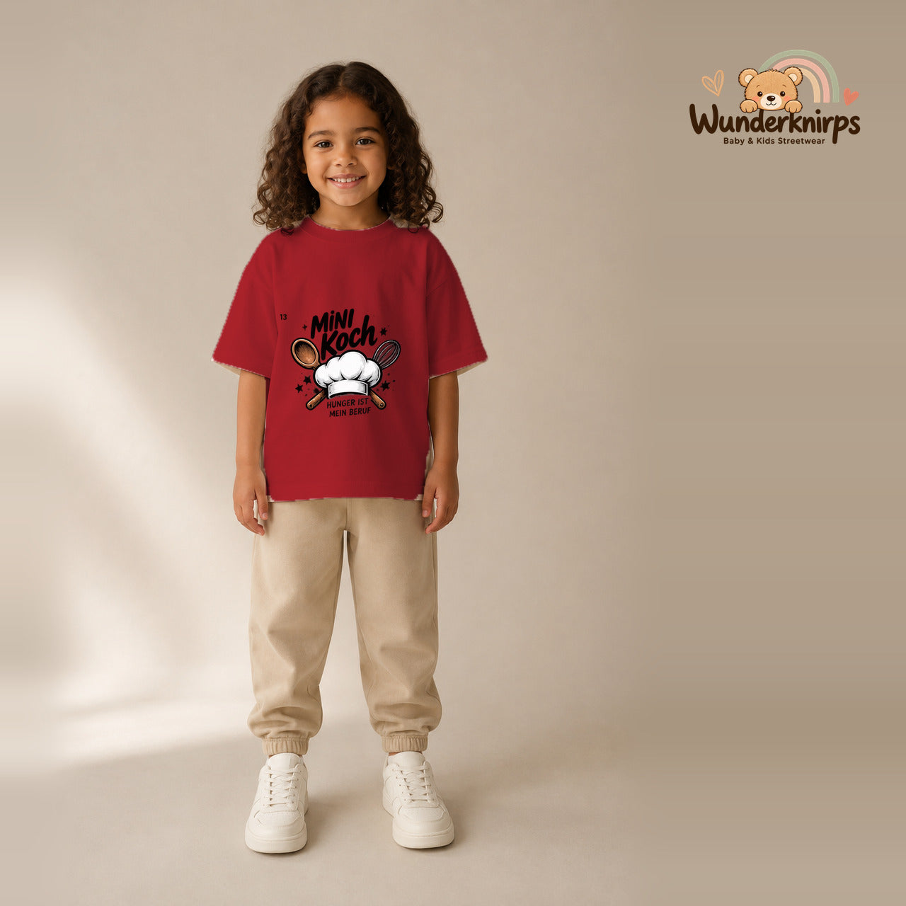 T-Shirt für Mädchen in Rot mit Motiv „Mini Koch“, getragen von einem Kind – Wunderknirps.