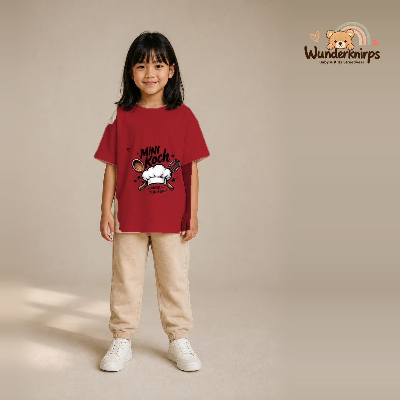 T-Shirt für Mädchen in Rot mit Motiv „Mini Koch“, getragen von einem Kind – Wunderknirps.
