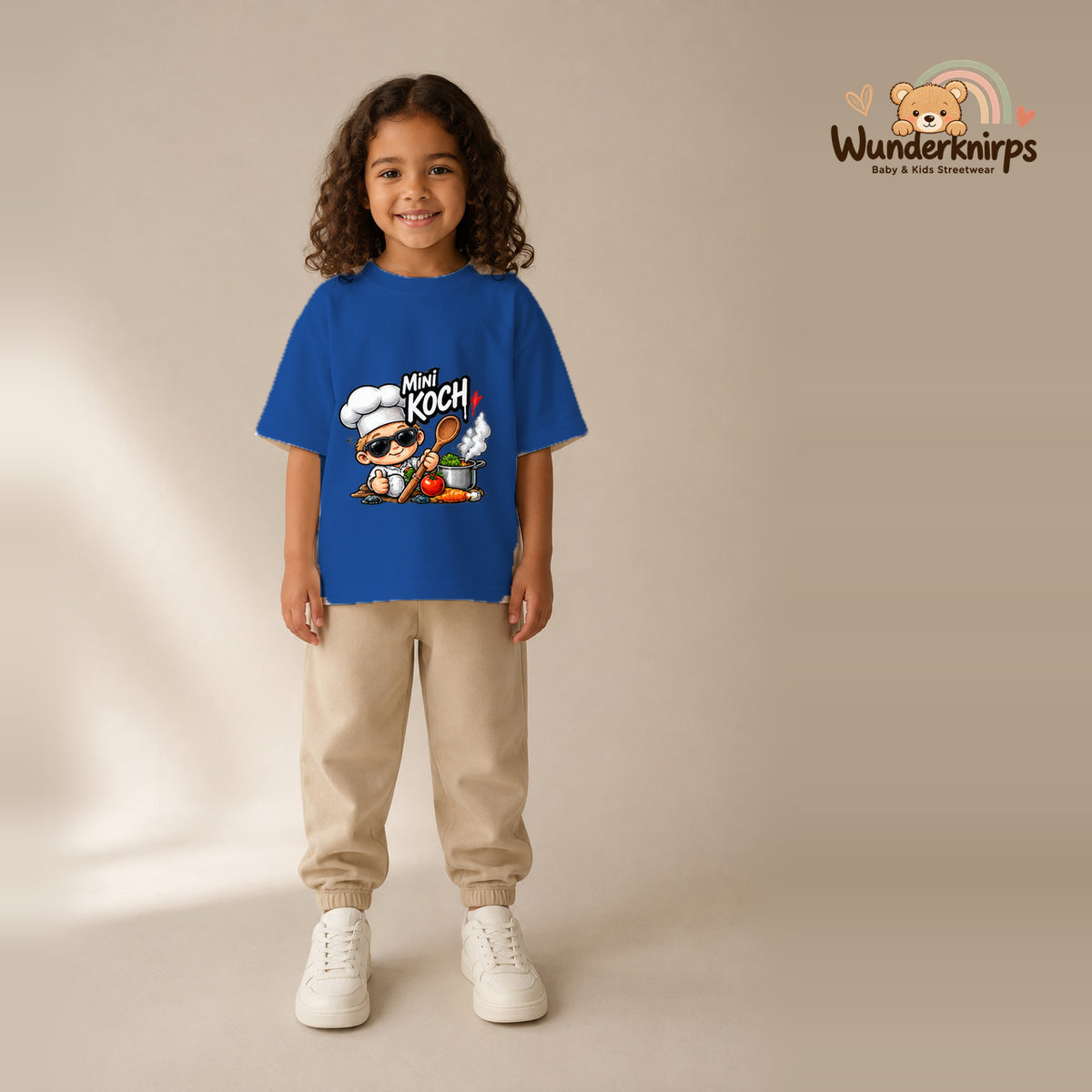 T-Shirt für Mädchen in Blau mit Motiv „Mini Koch“, getragen von einem Kind – Wunderknirps.