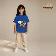 T-Shirt für Mädchen in Blau mit Motiv „Mini Koch“, getragen von einem Kind – Wunderknirps.