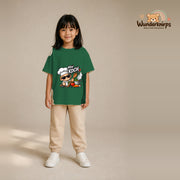 T-Shirt für Mädchen in Grün mit Motiv „Mini Koch“, getragen von einem Kind – Wunderknirps.