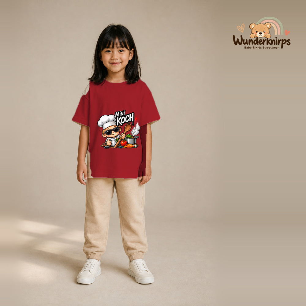 T-Shirt für Mädchen in Rot mit Motiv „Mini Koch“, getragen von einem Kind – Wunderknirps.