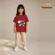 T-Shirt für Mädchen in Rot mit Motiv „Mini Koch“, getragen von einem Kind – Wunderknirps.