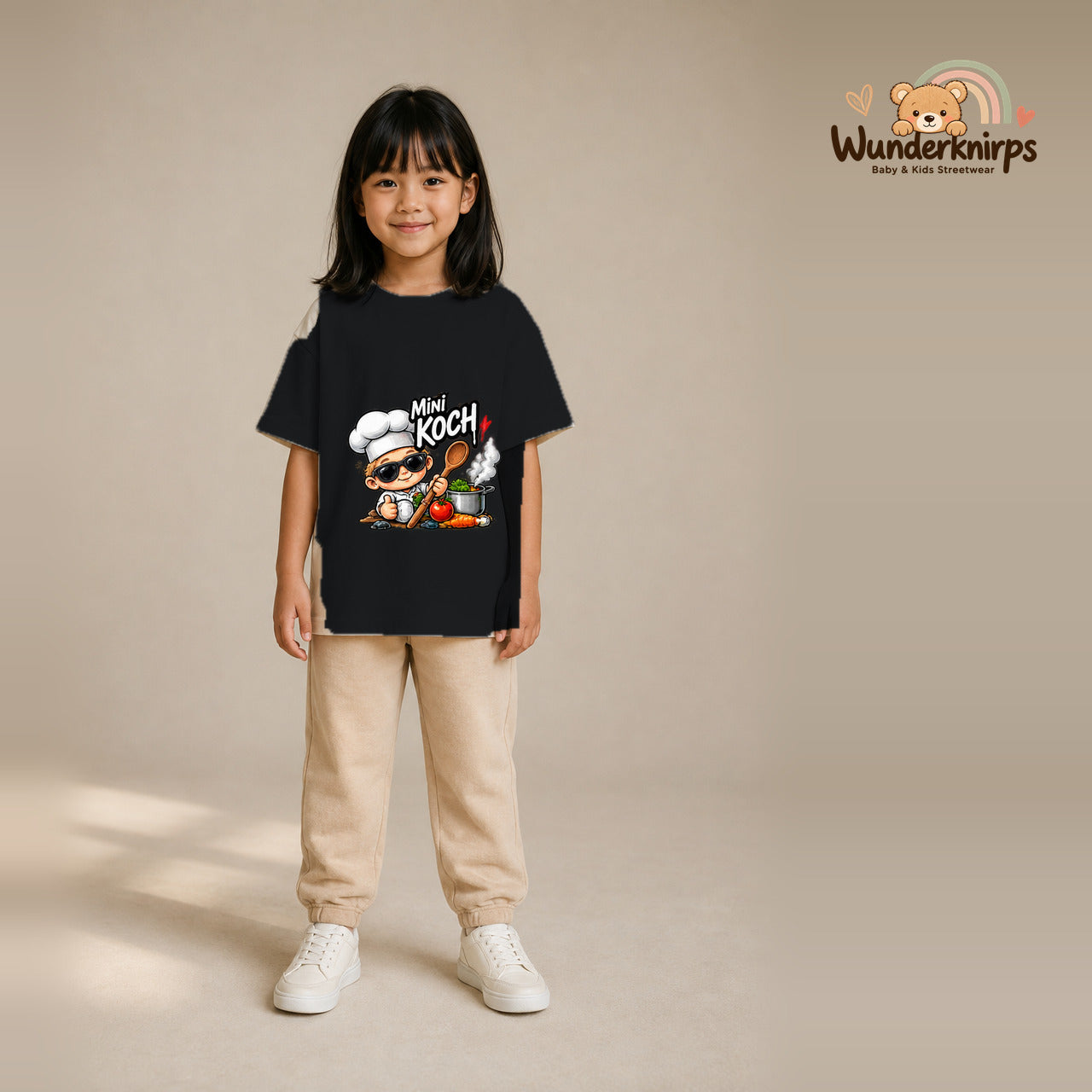 T-Shirt für Mädchen in Schwarz mit Motiv „Mini Koch“, getragen von einem Kind – Wunderknirps.