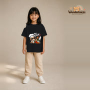 T-Shirt für Mädchen in Schwarz mit Motiv „Mini Koch“, getragen von einem Kind – Wunderknirps.