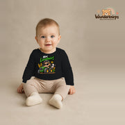 Babybody für Jungen in Schwarz mit Motiv „Mini Landwirt“, getragen von einem Kind – Wunderknirps.