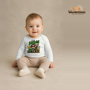 Babybody für Jungen in Weiß mit Motiv „Mini Landwirt“, getragen von einem Kind – Wunderknirps.