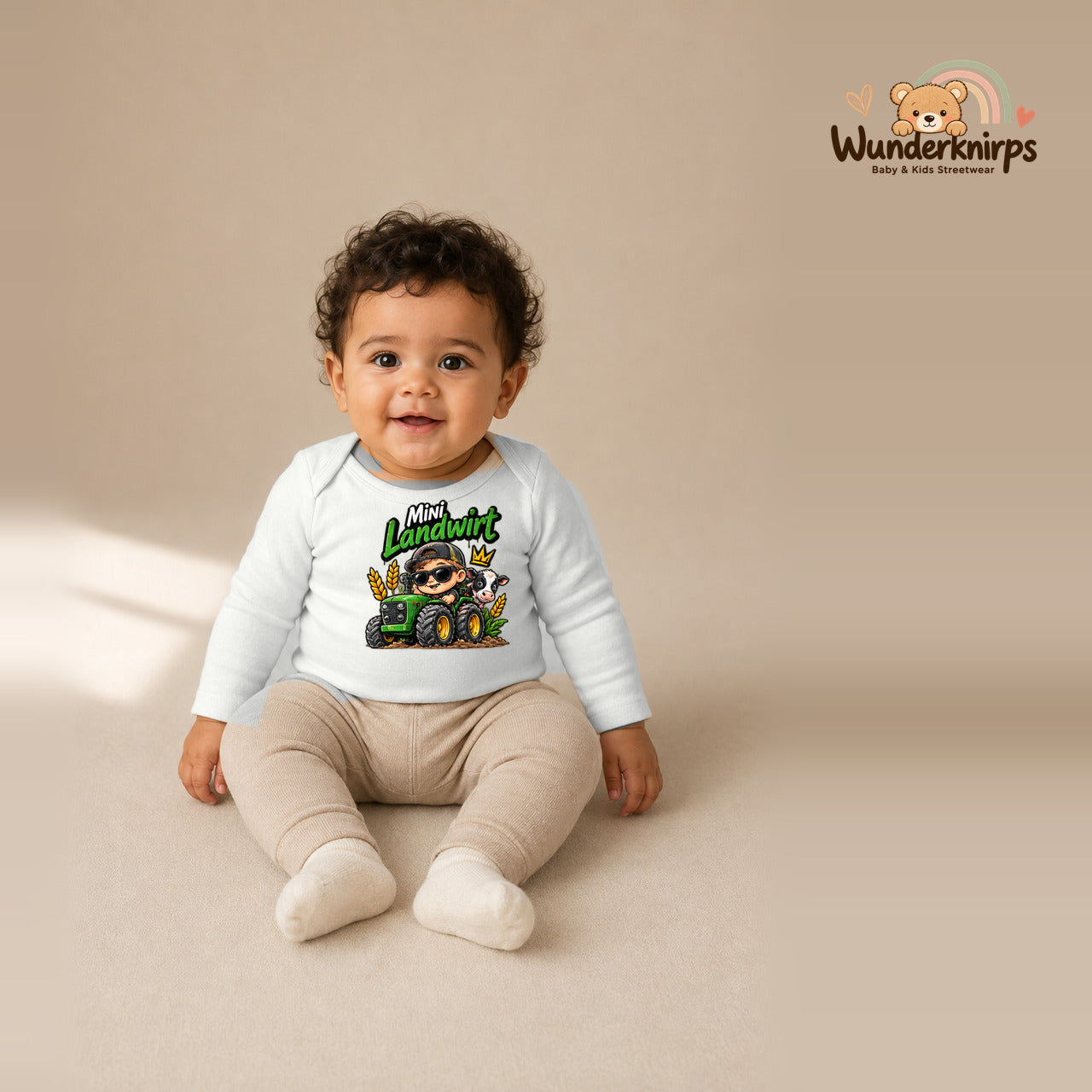 Babybody für Jungen in Weiß mit Motiv „Mini Landwirt“, getragen von einem Kind – Wunderknirps.