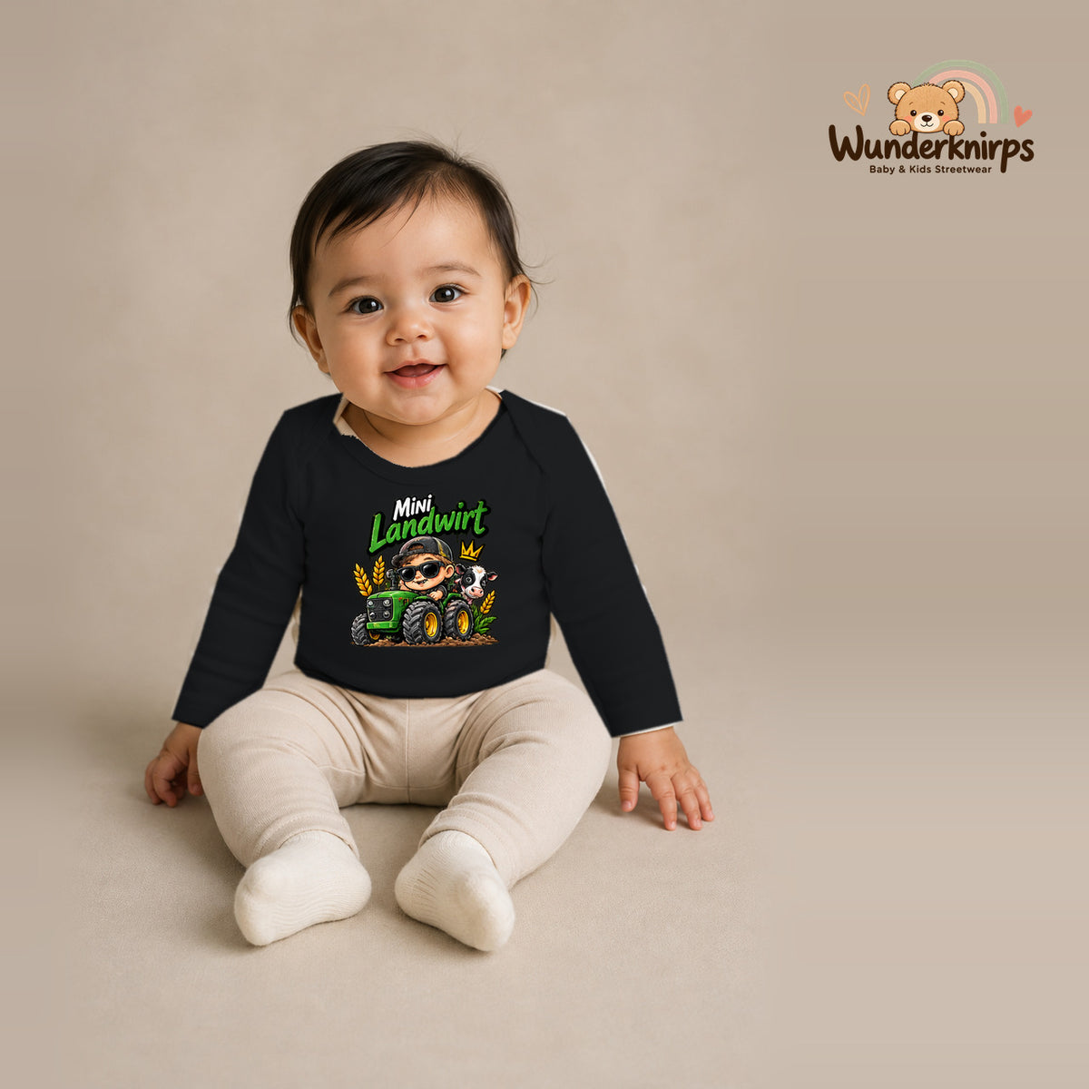 Babybody für Mädchen in Schwarz mit Motiv „Mini Landwirt“, getragen von einem Kind – Wunderknirps.