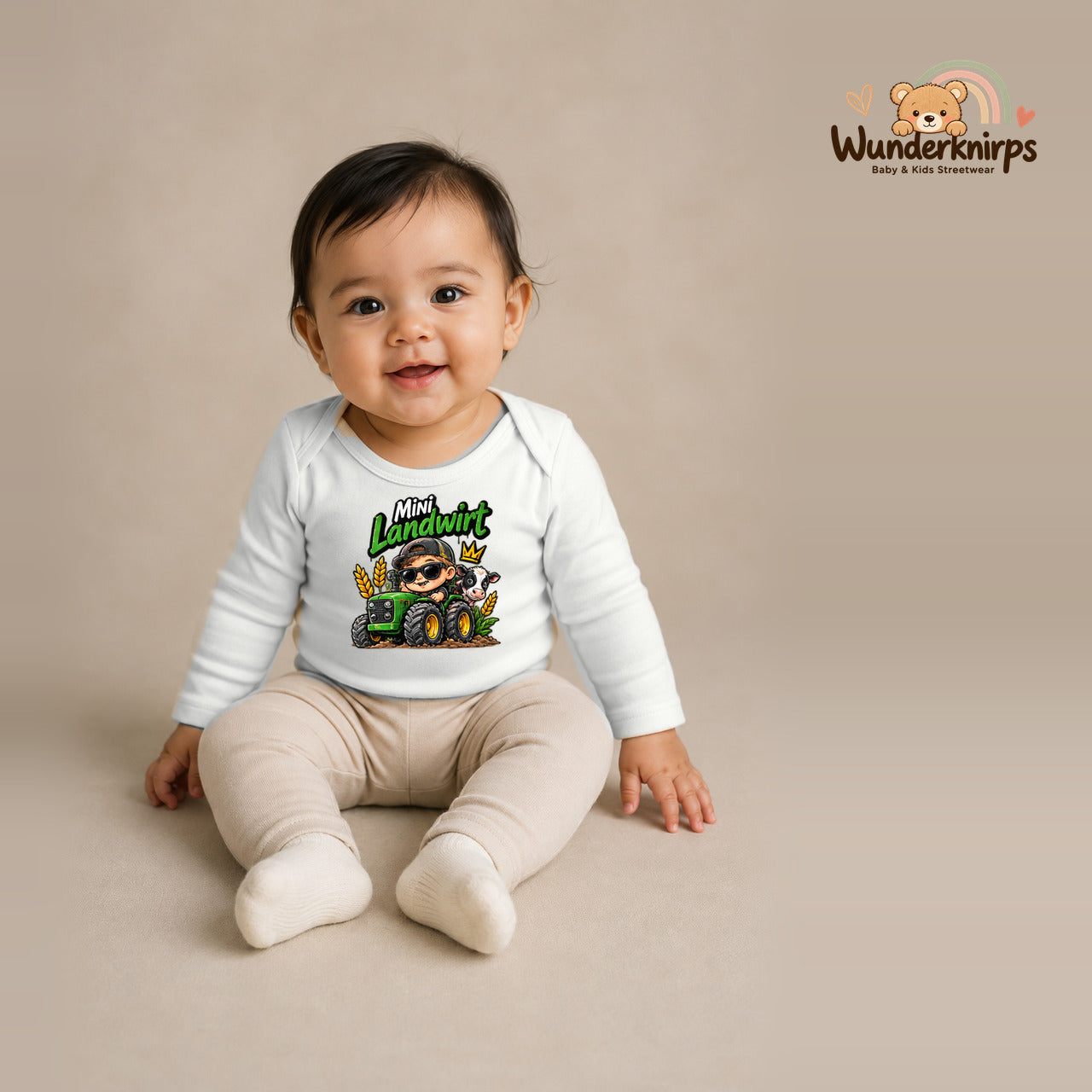 Babybody für Mädchen in Weiß mit Motiv „Mini Landwirt“, getragen von einem Kind – Wunderknirps.