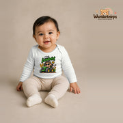 Babybody für Mädchen in Weiß mit Motiv „Mini Landwirt“, getragen von einem Kind – Wunderknirps.