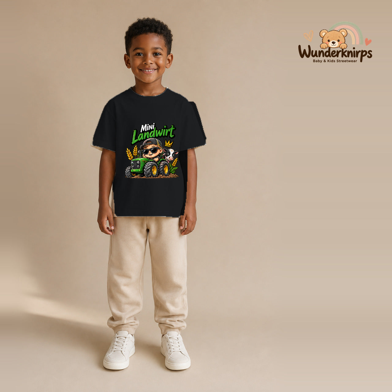 T-Shirt für Jungen in Schwarz mit Motiv „Mini Landwirt“, getragen von einem Kind – Wunderknirps.