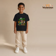 T-Shirt für Jungen in Schwarz mit Motiv „Mini Landwirt“, getragen von einem Kind – Wunderknirps.