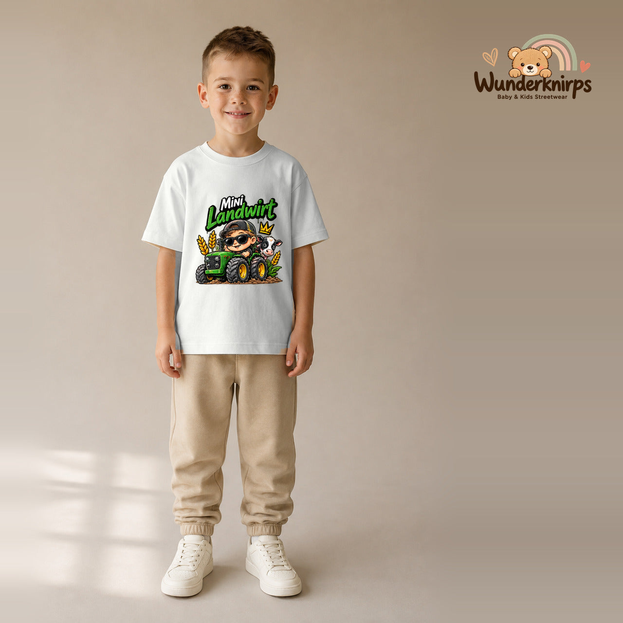 T-Shirt für Jungen in Weiß mit Motiv „Mini Landwirt“, getragen von einem Kind – Wunderknirps.