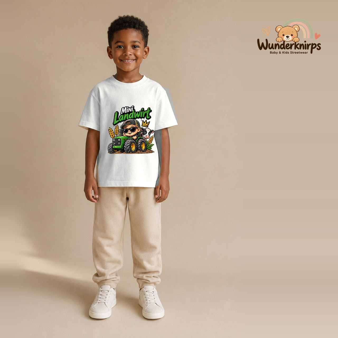 T-Shirt für Jungen in Weiß mit Motiv „Mini Landwirt“, getragen von einem Kind – Wunderknirps.