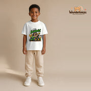 T-Shirt für Jungen in Weiß mit Motiv „Mini Landwirt“, getragen von einem Kind – Wunderknirps.