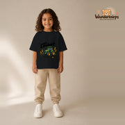 T-Shirt für Mädchen in Schwarz mit Motiv „Mini Landwirt“, getragen von einem Kind – Wunderknirps.