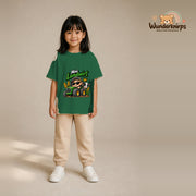 T-Shirt für Mädchen in Grün mit Motiv „Mini Landwirt“, getragen von einem Kind – Wunderknirps.