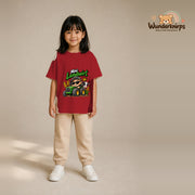 T-Shirt für Mädchen in Rot mit Motiv „Mini Landwirt“, getragen von einem Kind – Wunderknirps.