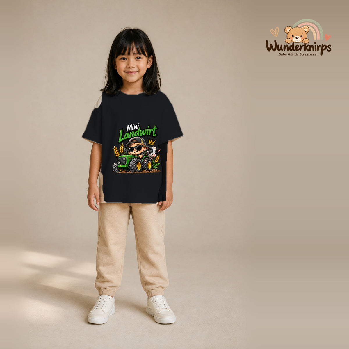 T-Shirt für Mädchen in Schwarz mit Motiv „Mini Landwirt“, getragen von einem Kind – Wunderknirps.