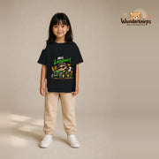 T-Shirt für Mädchen in Schwarz mit Motiv „Mini Landwirt“, getragen von einem Kind – Wunderknirps.