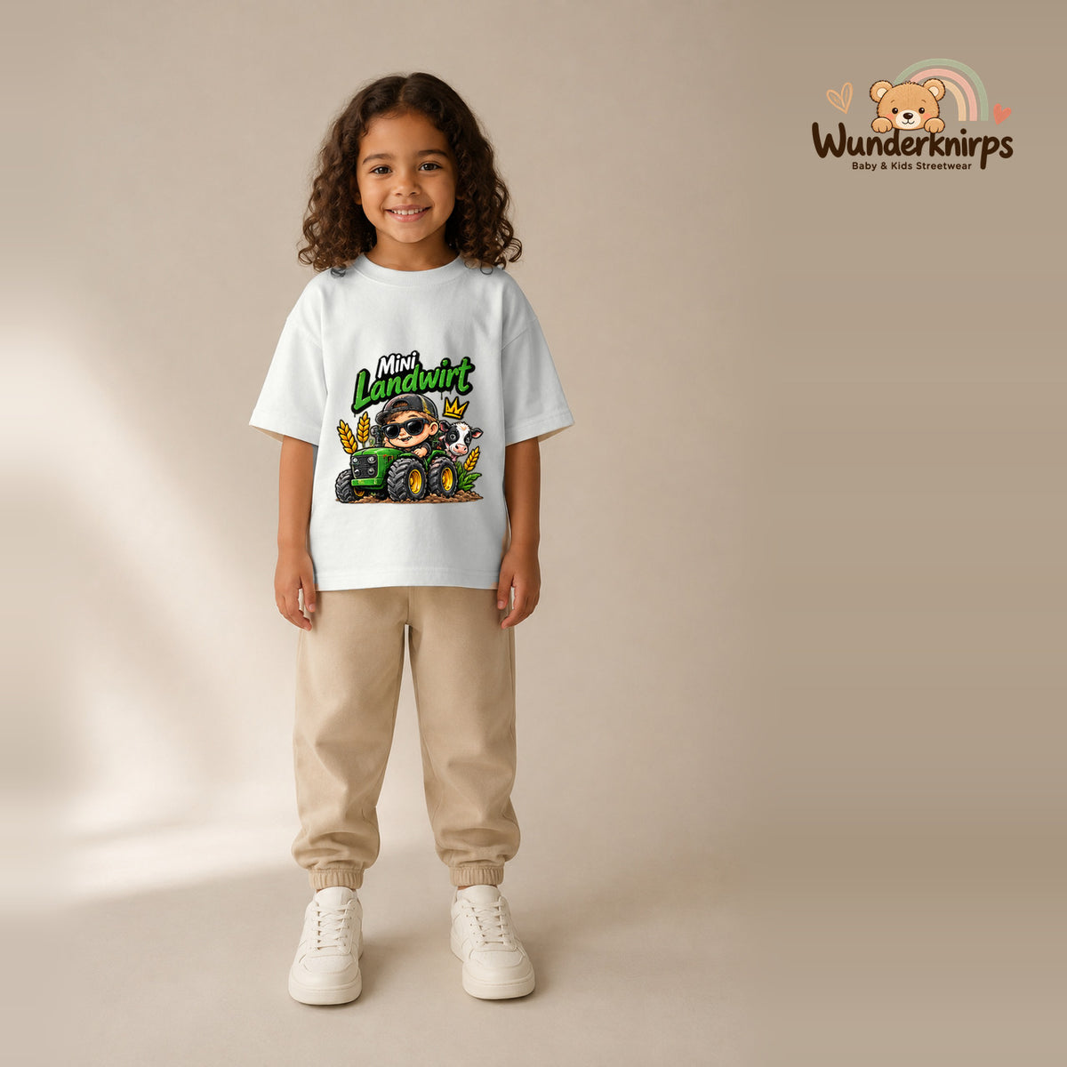 T-Shirt für Mädchen in Weiß mit Motiv „Mini Landwirt“, getragen von einem Kind – Wunderknirps.
