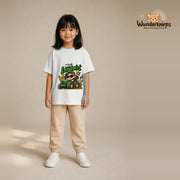 T-Shirt für Mädchen in Weiß mit Motiv „Mini Landwirt“, getragen von einem Kind – Wunderknirps.