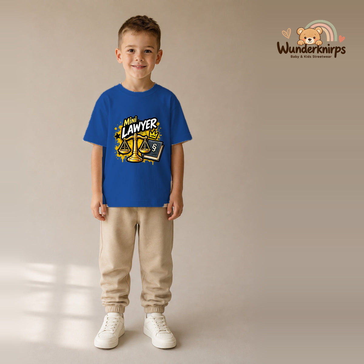 T-Shirt für Jungen in Blau mit Motiv „Mini Lawyer“, getragen von einem Kind – Wunderknirps.