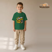 T-Shirt für Jungen in Grün mit Motiv „Mini Lawyer“, getragen von einem Kind – Wunderknirps.