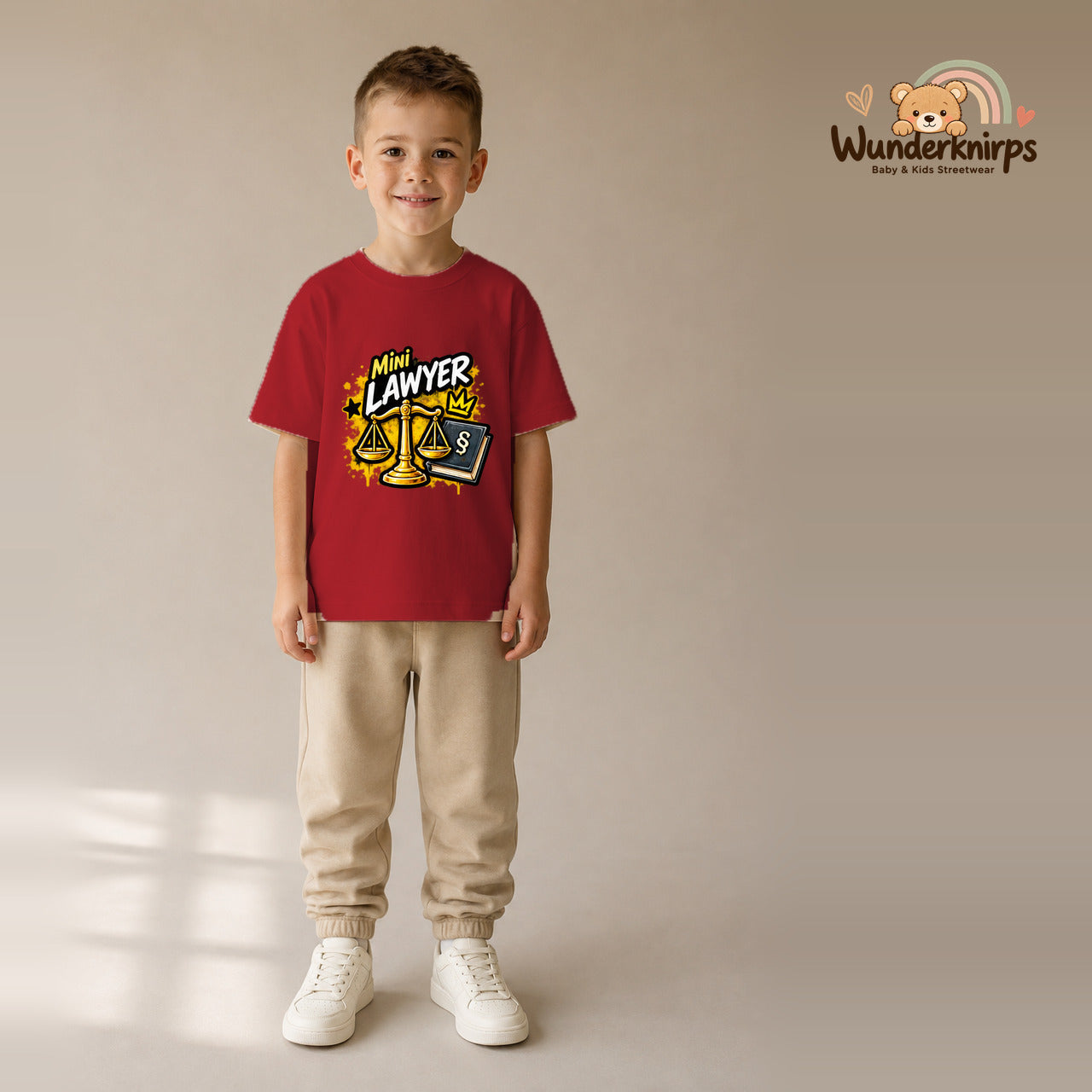 T-Shirt für Jungen in Rot mit Motiv „Mini Lawyer“, getragen von einem Kind – Wunderknirps.