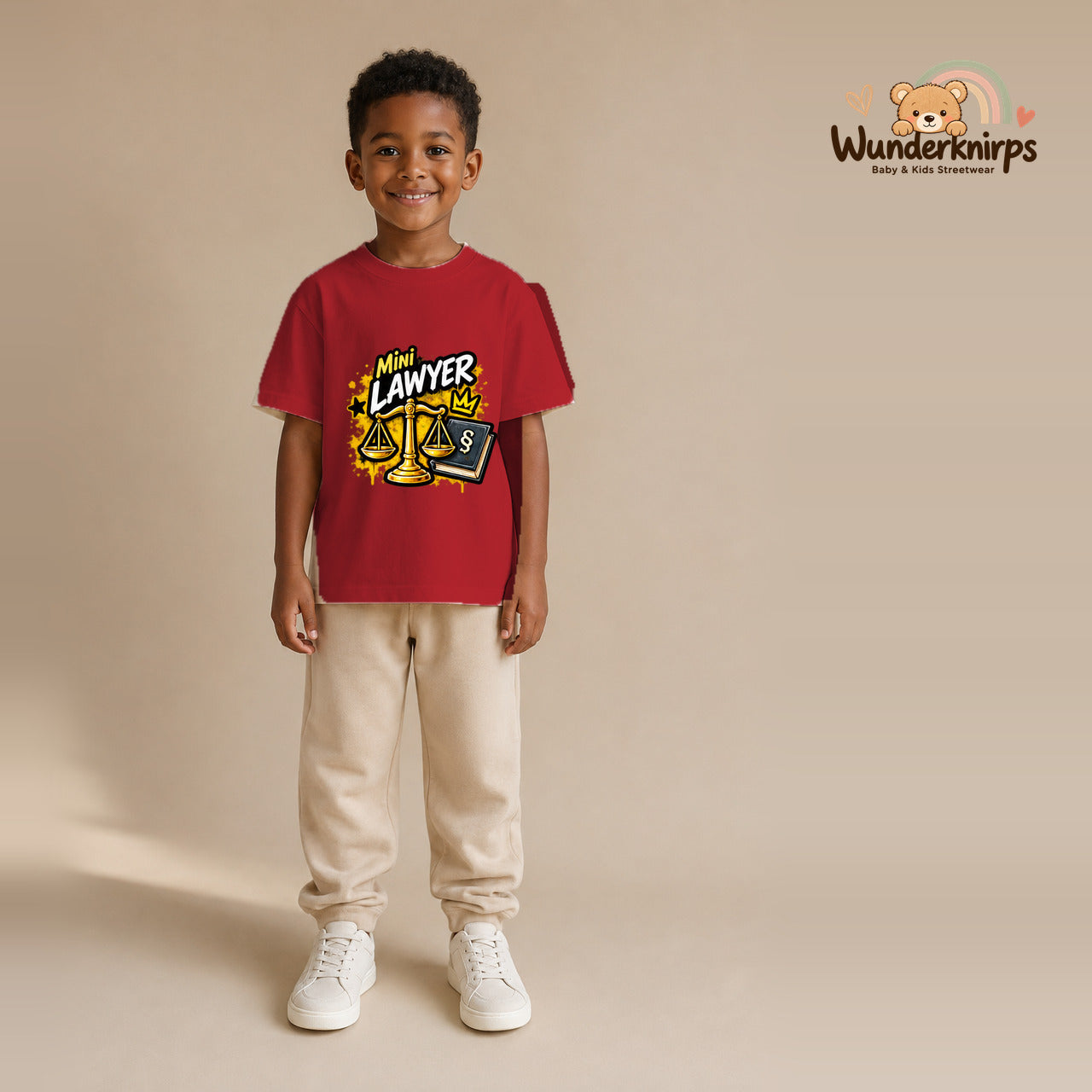 T-Shirt für Jungen in Rot mit Motiv „Mini Lawyer“, getragen von einem Kind – Wunderknirps.