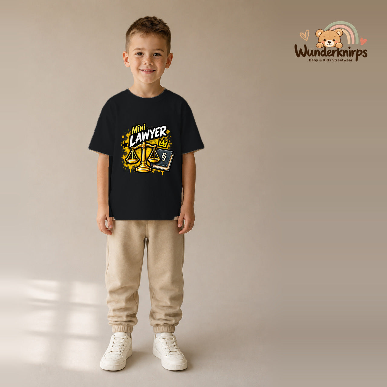 T-Shirt für Jungen in Schwarz mit Motiv „Mini Lawyer“, getragen von einem Kind – Wunderknirps.