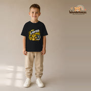 T-Shirt für Jungen in Schwarz mit Motiv „Mini Lawyer“, getragen von einem Kind – Wunderknirps.
