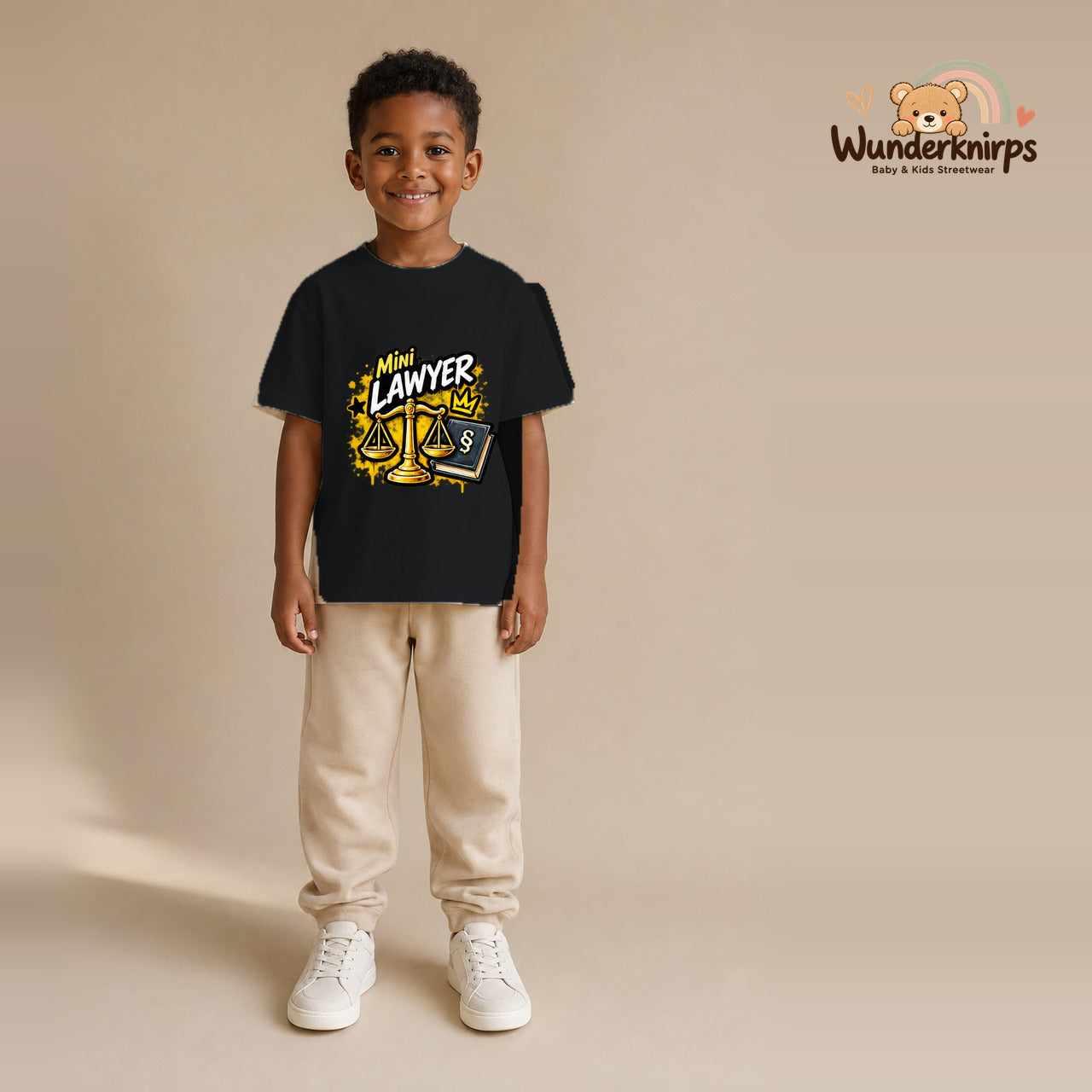 T-Shirt für Jungen in Schwarz mit Motiv „Mini Lawyer“, getragen von einem Kind – Wunderknirps.