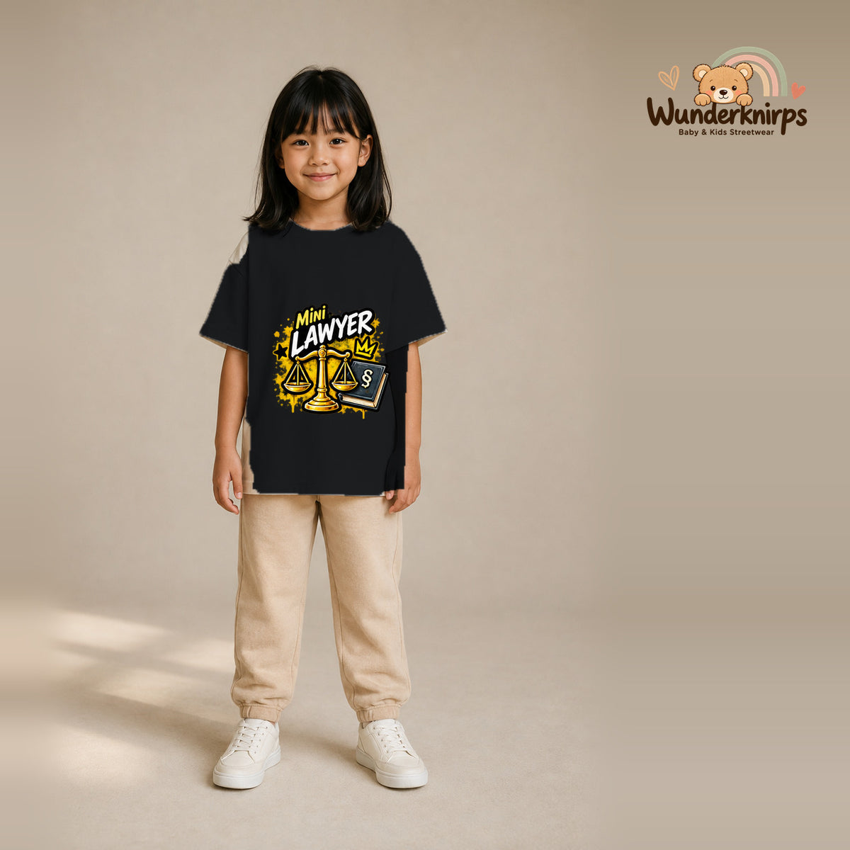 T-Shirt für Mädchen in Schwarz mit Motiv „Mini Lawyer“, getragen von einem Kind – Wunderknirps.