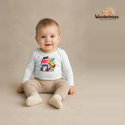 Babybody für Jungen in Weiß mit Motiv „Mini Maler“, getragen von einem Kind – Wunderknirps.