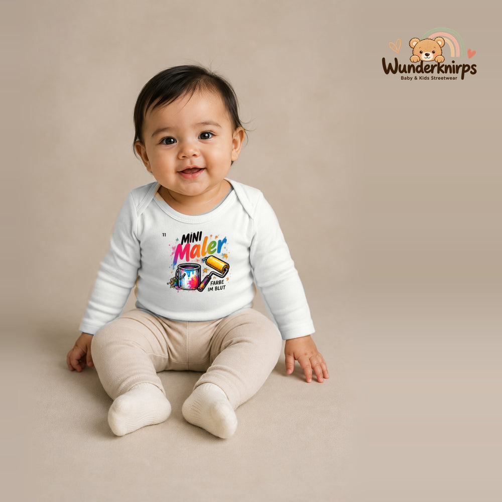 Babybody für Mädchen in Weiß mit Motiv „Mini Maler“, getragen von einem Kind – Wunderknirps.