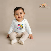 Babybody für Mädchen in Weiß mit Motiv „Mini Maler“, getragen von einem Kind – Wunderknirps.